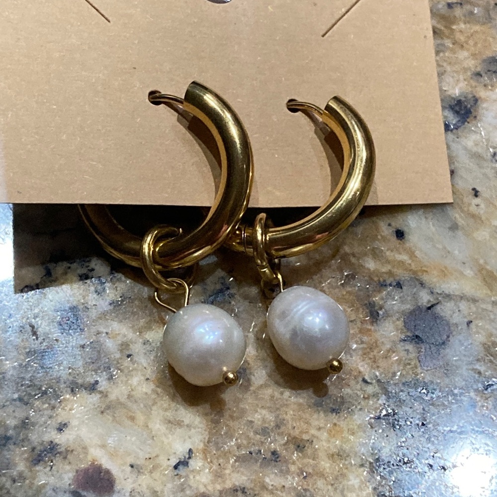 Elegant Gold Tone Fashion Hoop Earrings with Pearl Accents